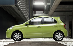 Ниссан Микра на паркинге