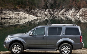 Ниссан Патфиндер возле озера