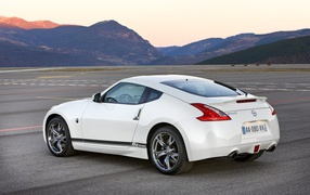 белый Nissan 370z GT