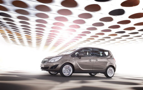 Опель Мерива в движении