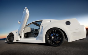 Белый спорткар