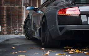 Припаркованный спорткар