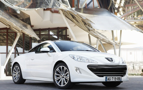 Пежо RCZ в белом цвете