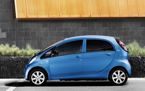 Маленький Пежо iOn 2011