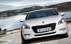 Белый Пежо 508