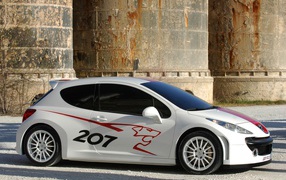 Белый Peugeot 207