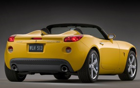 Желтый Pontiac Solstic