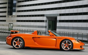 Оранжевый Porsche Carrera