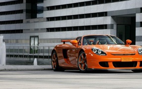 Porsche оранжевого цвета
