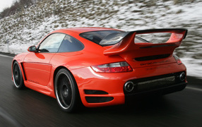 Красный Porsche на зимней дороге