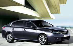 современный седан Renault-Latitude
