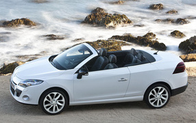 Рено Меган Купе Кабриолет двигаясь параллельно волнам