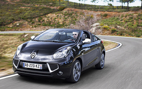 Renault Wind наслождаясь дорогой