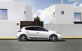 Белоснежный Рено Меган Купе