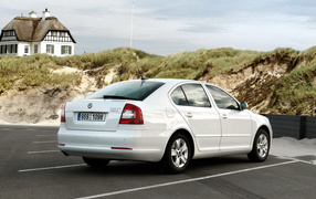 Skoda Octavia на парковке