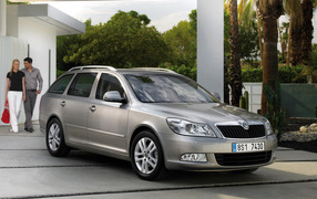 Skoda Octavia уезжая из дома