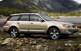 Subaru Outback около реки