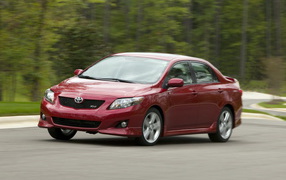 Тойота Королла в движении