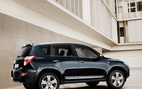 Тойота Рав 4 около здания