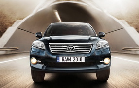 Тойота РАВ 4 выезжая из туннеля