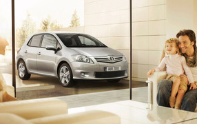 Toyota Auris возле дома