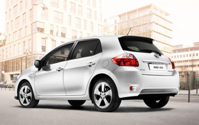 Тойота Аурис свой в городе