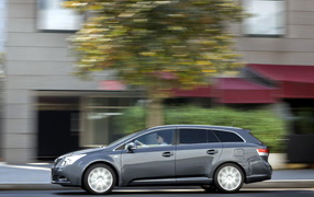 Тойота Авенсис двигаясь по улице