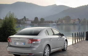 Тойота Авенсис на берегу реки