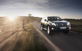 Toyota Land Cruiser на грунтовой дороге