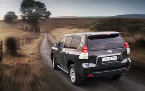 Тойота Ленд Крузер  уходя в даль