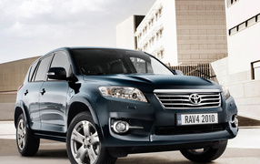 Toyota RAV4 около дома