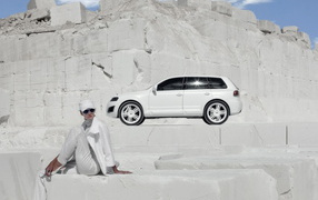 Parotech Sony Volkswagen Touareg среди каменных утесов