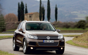 Volkswagen Touareg в пригороде