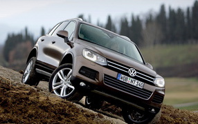 Волксваген Таурег штурмуя бездорожье