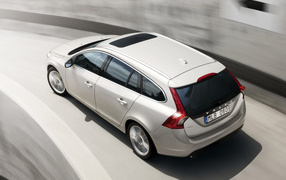 Вольво В60 - автомобиль в движении