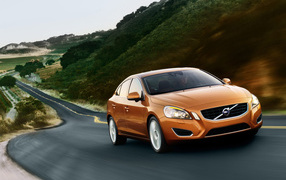 Volvo S60 направляясь в горы