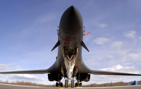 Истребитель на взлетной полосе