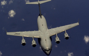 Четырех моторный самолет