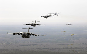 Military aircraft / Release of paratroopers