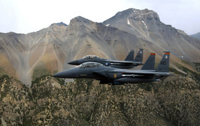 Military aircraft / flight in the mountains