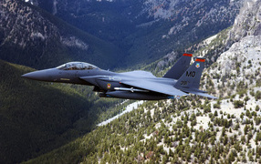 Military aircraft / flight in the mountains