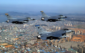 Military aircraft / flight over the city