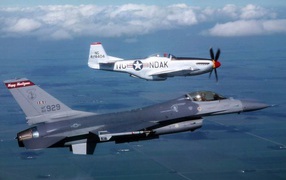 Моторный и реактивный самолёты