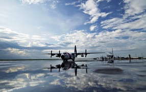 Самолеты на взлетной полосе