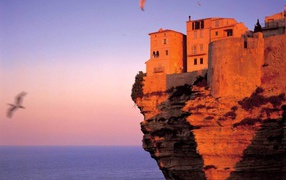 Здание на скале