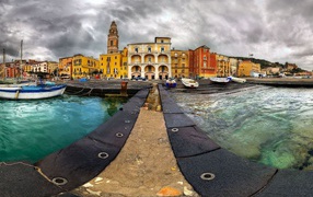 На пристани в городе