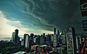 Страшные тучи над городом