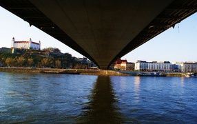 Под мостом