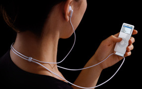 Девушка с iPod Nano