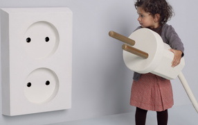 Девочка и розетка